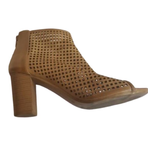 💥host pick💥 Steve Madden perforated ankle boots - Picture 5 of 7